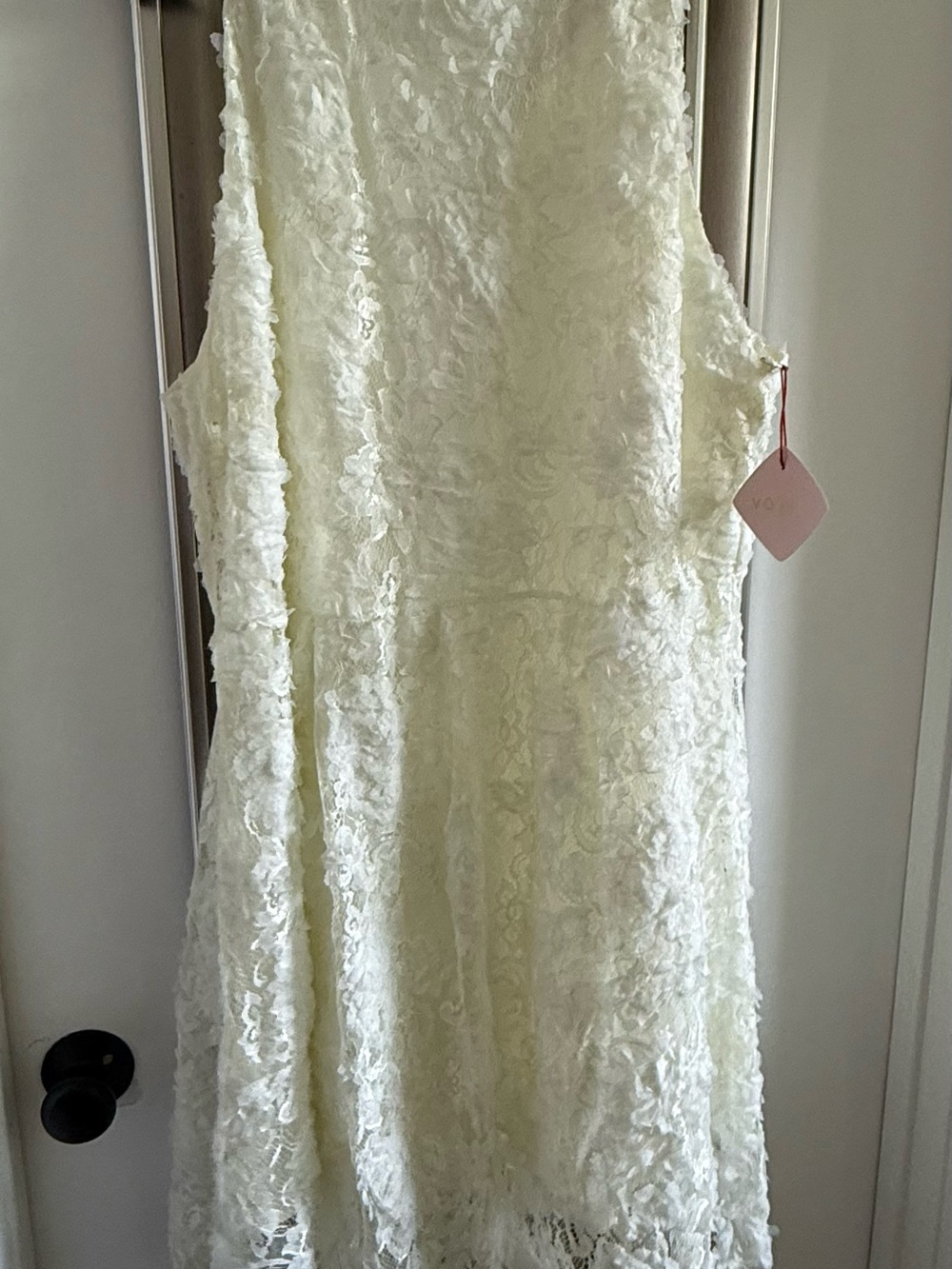 Elegant Ivory Lace Wedding Dress - Sleeveless Bridal Gown